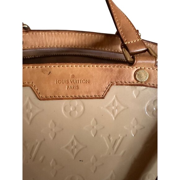 LOUIS VUITTON Beige Poudre Monogram Vernis Brea MM Bag - Picture 9 of 16